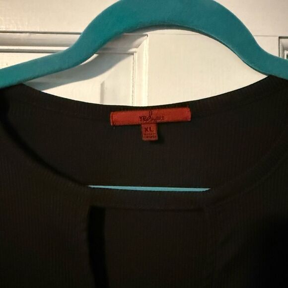 Red by BKE black ribbed top with keyhole neck, 95% polyester/5% spandex, size xl - Picture 4 of 7